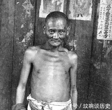 『老照片』历史老照片晚清不仅贵族女子相貌出众,就连宫女也是出类拔萃