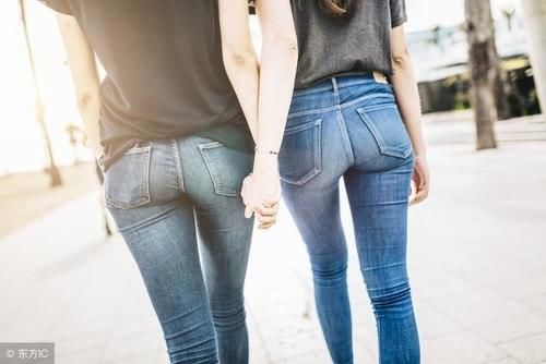 熨烫已变形的裤子时,要先熨裤子的后半部