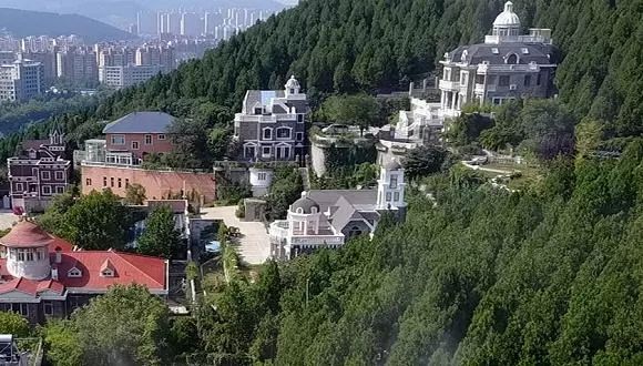 强拆违建“大白宫”，“主人是谁”谜底也需揭开