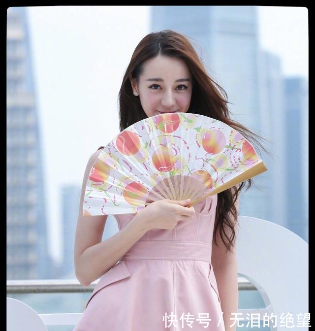 迪丽热巴的脚背和地面都快垂成一条直线了，网友怎么走路