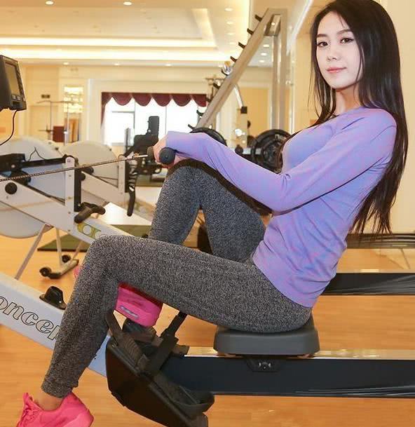 打底裤美女的性感,此时完全展现,美丽动人