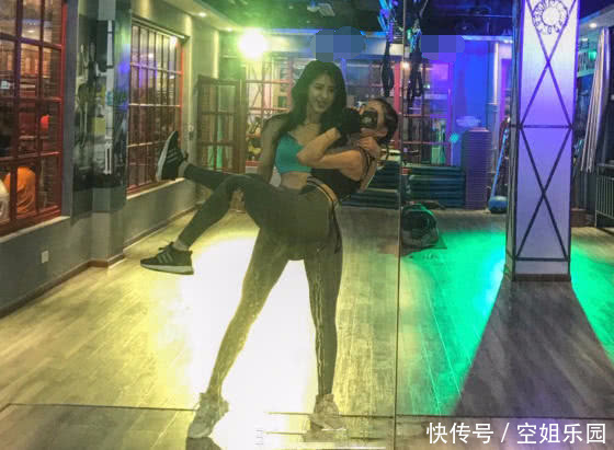 身高180健身网红紧身裤大秀好身材，这身材太有爆发力了！