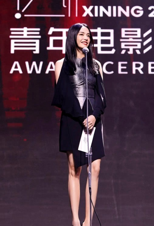 姚晨穿露肩裙想秀肩，却秀出了一地的尴尬，这条裙子太显老了吧！