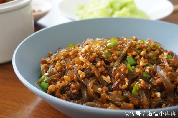  「分明」炒粉条时，焯水后直接炒是大错多加1步，粉条根根分明，不粘锅