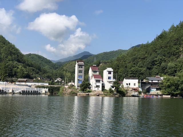 浙江第二大人工湖，湖里最大黑鱼128斤，全国各地游客往这里跑