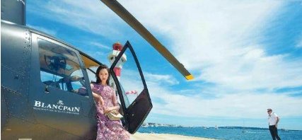 关晓彤最新海边街拍终于美回来了，不过网友们却关注她的下面