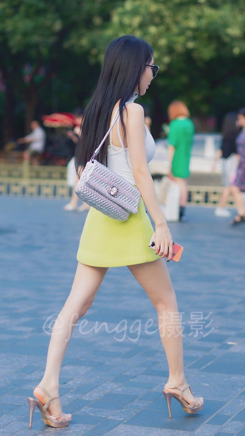 街拍:穿搭清新脱俗的小美女，身材凹凸有致，令人艳羡