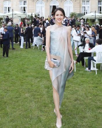 182世姐张梓琳穿平底鞋现身时装周，网友：比穿高跟鞋的腿都长