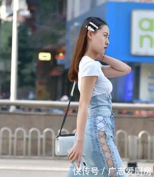 #百看不厌#街拍穿牛仔裙的女子,亭亭玉立的优美身材,让人百看不厌