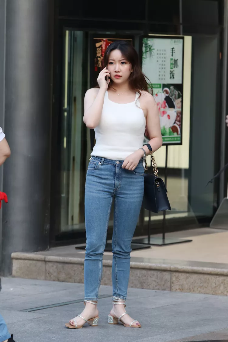 街拍:小姐姐精致的打扮完美展示了曲线身姿,特别有魅力!