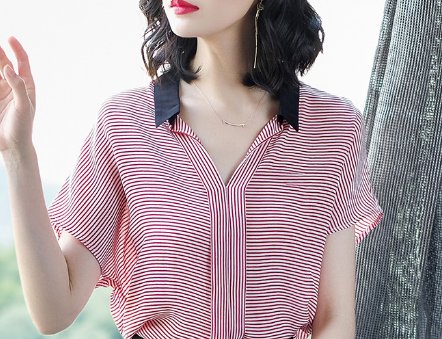 发现，不穿裙子的女人!都爱穿这“流氓衫”，配短裤，超有女人味