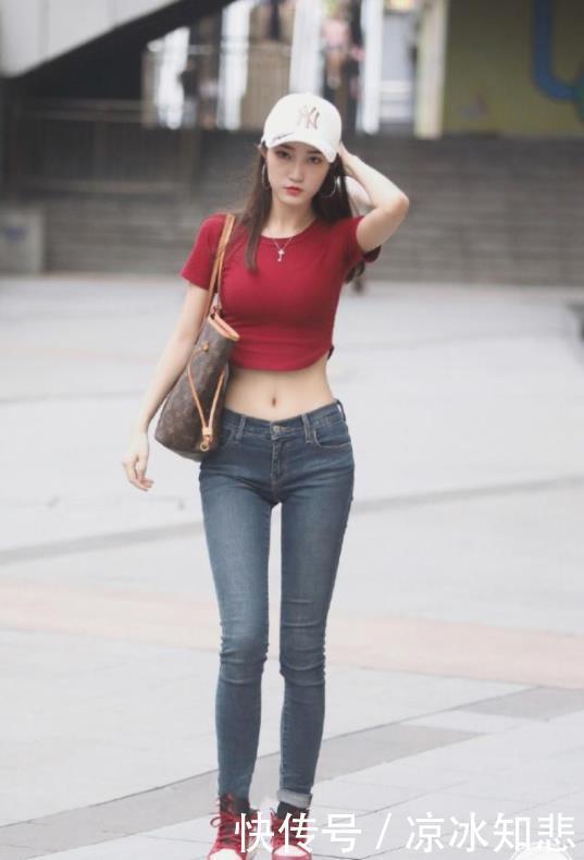 身穿■身穿紧身牛仔裤，性感养眼，街拍“沙漏”型身材的小姐姐