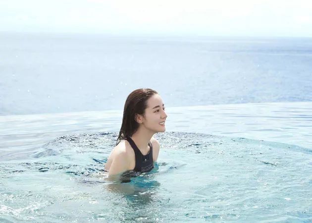 潮流志| 热巴泳池秀身材，挑对泳衣你也能美出高级感