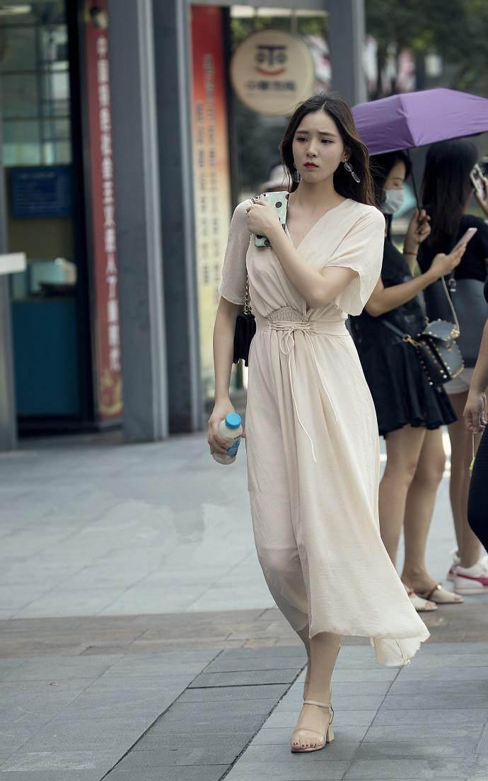 重庆街拍:美女如云的大街上，到处都是穿吊带连衣裙的小姐姐！