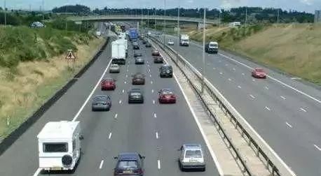后车:在高速公路行车遇有车辆,想变换到你的车道上来时,你该怎么做呢?