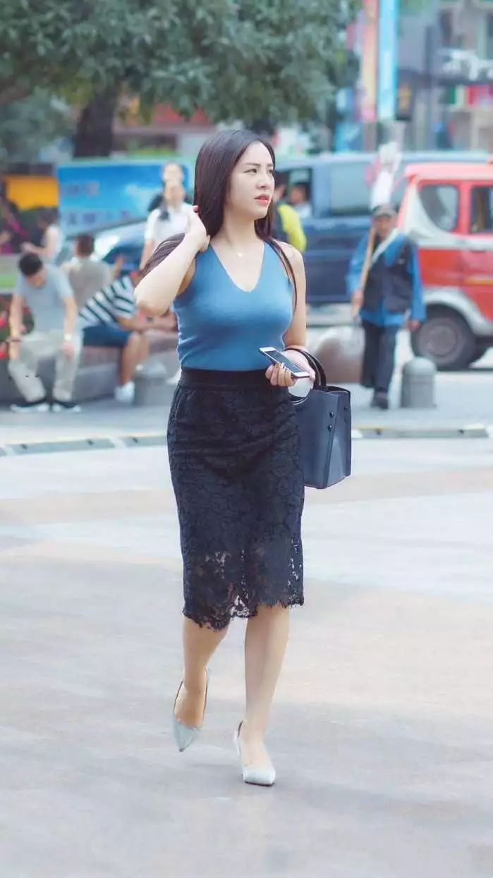 街拍：女子露肩装怎么穿好看?小姐姐吊带VS一字肩