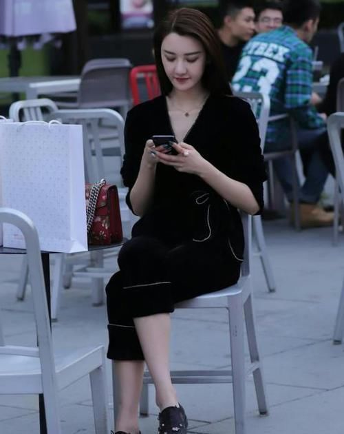  『气质』街拍：姿色天然的美女，一条黑色的连衣裙，美丽大方气质