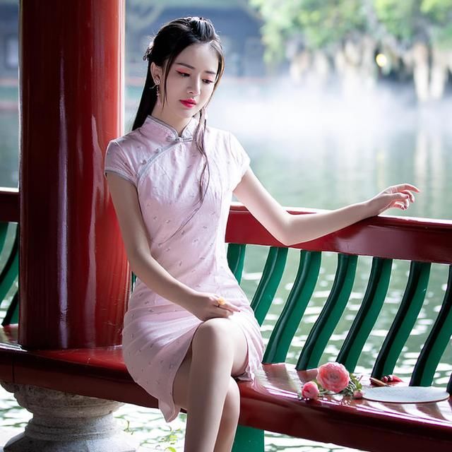 隔着岁月的一颦一动，皆在旗袍