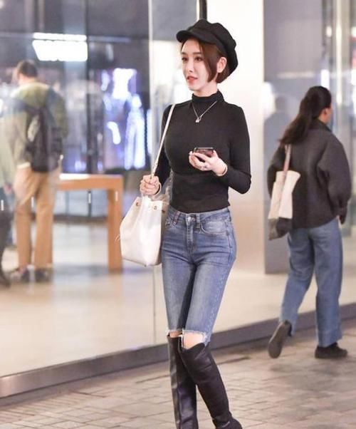 「气质」街拍:瑰姿艳逸的美女,一件黑色上衣配短裙,时尚女性魅力气质