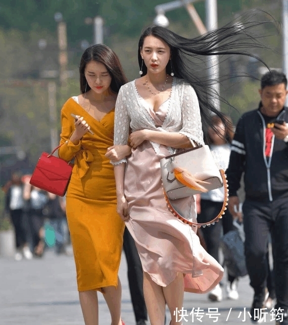 「睡衣风格」路人街拍, “睡衣”穿搭逛街, 女人味十足