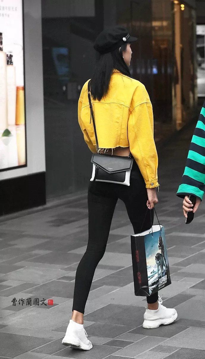 街拍:打底裤，穿出美女天生丽质好底子