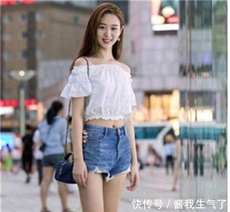  「身穿」街拍：美女身穿紧身连衣裙，身材苗条有型，呈现S型身材