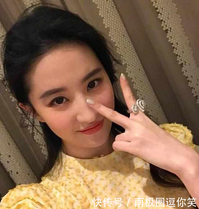 刘亦菲礼服真性感，上半身仅“三角布”遮重点，网友：身材绝了