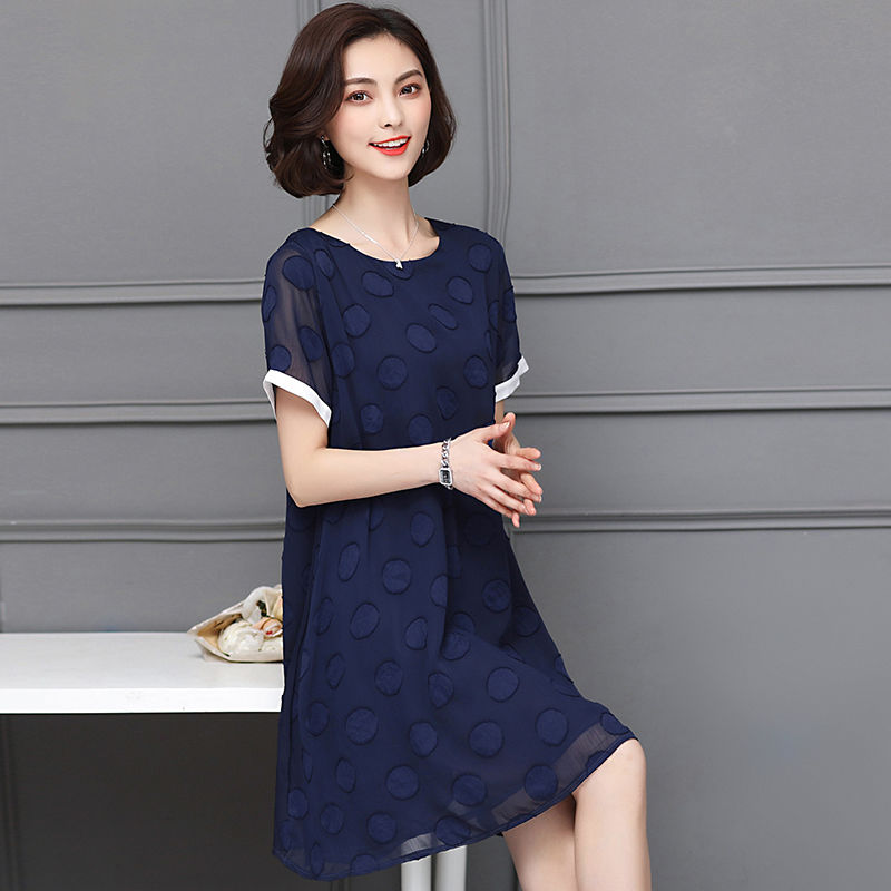 成熟女人就要穿的成熟点，性感迷人的小黑裙，散发魅力女人味