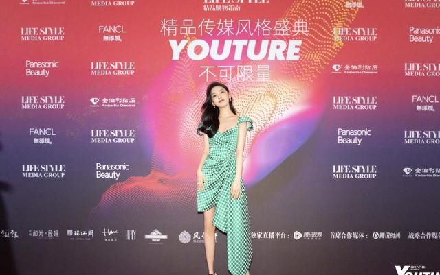  『看上去更加』章若楠气质甜美可爱，大波浪卷发搭配波点连衣裙，秒变成初恋女友