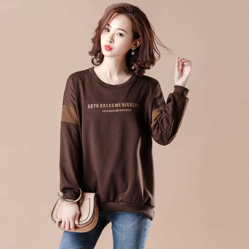 新流行一种时尚:卫衣+牛仔裤，瞧瞧这款，51岁妈妈穿减龄超美