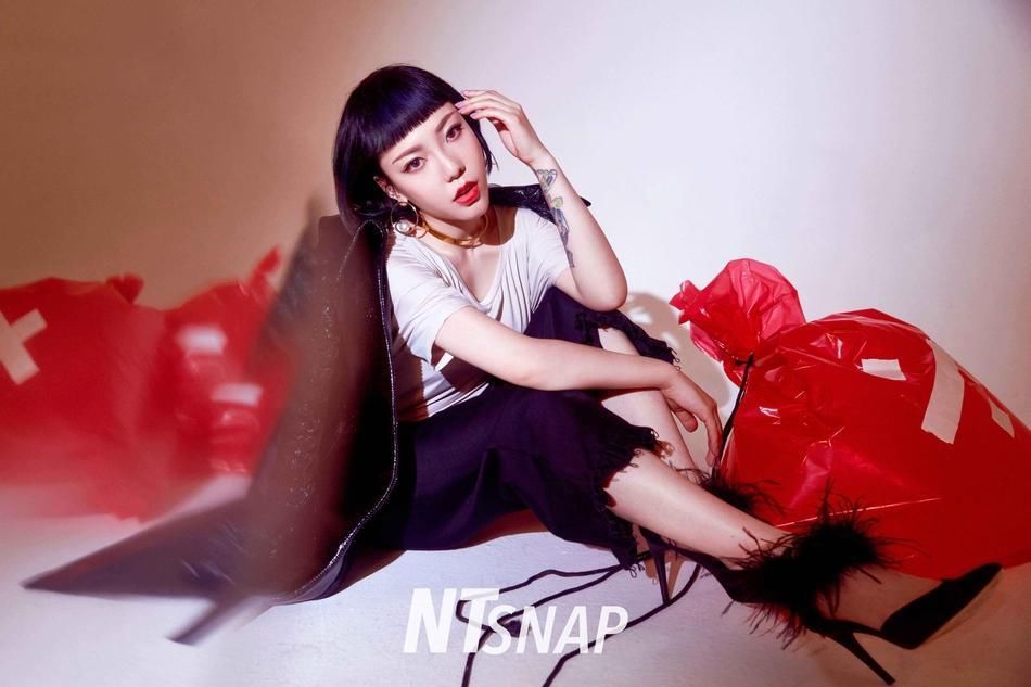 组图：吴莫愁紧身裤尽展美妙身姿 红唇撩人气场强大