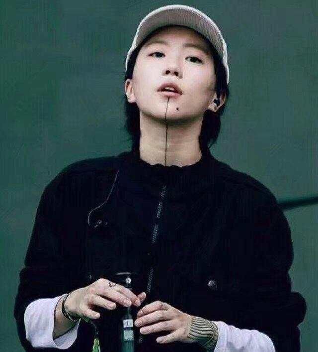 窦靖童审美跑偏，红毯上裤子迷之尴尬，网友：王菲也不敢这么穿！