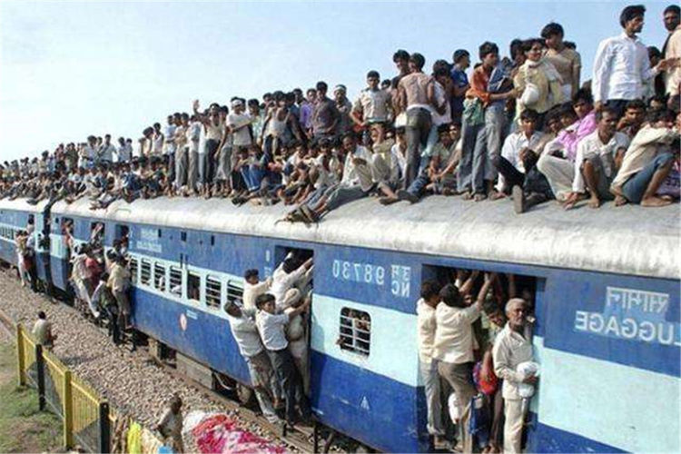 印度火车真的都是人?真实体验一点都不拥挤,还能躺着睡大觉!