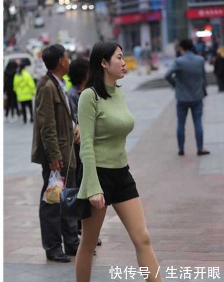 『配阔』街拍:美女穿白色抹胸配阔腿裤,扎着高高的马尾,时尚靓丽又有范