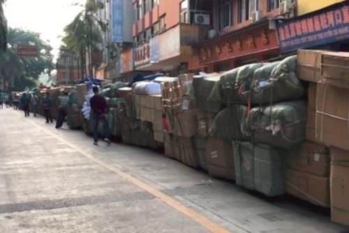  商品：中越边境，看看越南人是怎样把中国商品带回去的，场面太