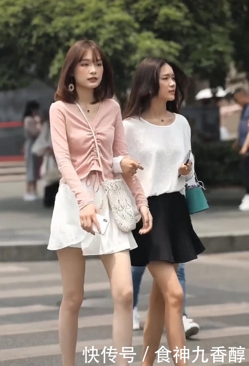 美女|美女太“年轻”了,和女神穿闺蜜装,腿像10年没洗一样,佩服!