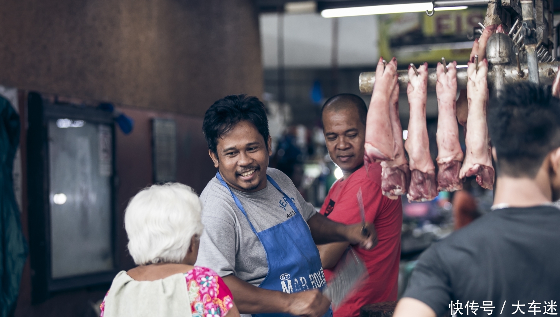 中国游客到菲律宾先逛菜市场，竟然发现还有光碟店