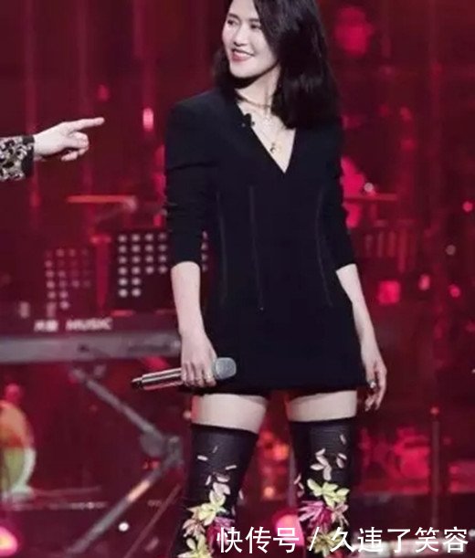 谭维维的“花瓣袜”小性感，比不上杨幂“阴阳袜”！以为一条腿！