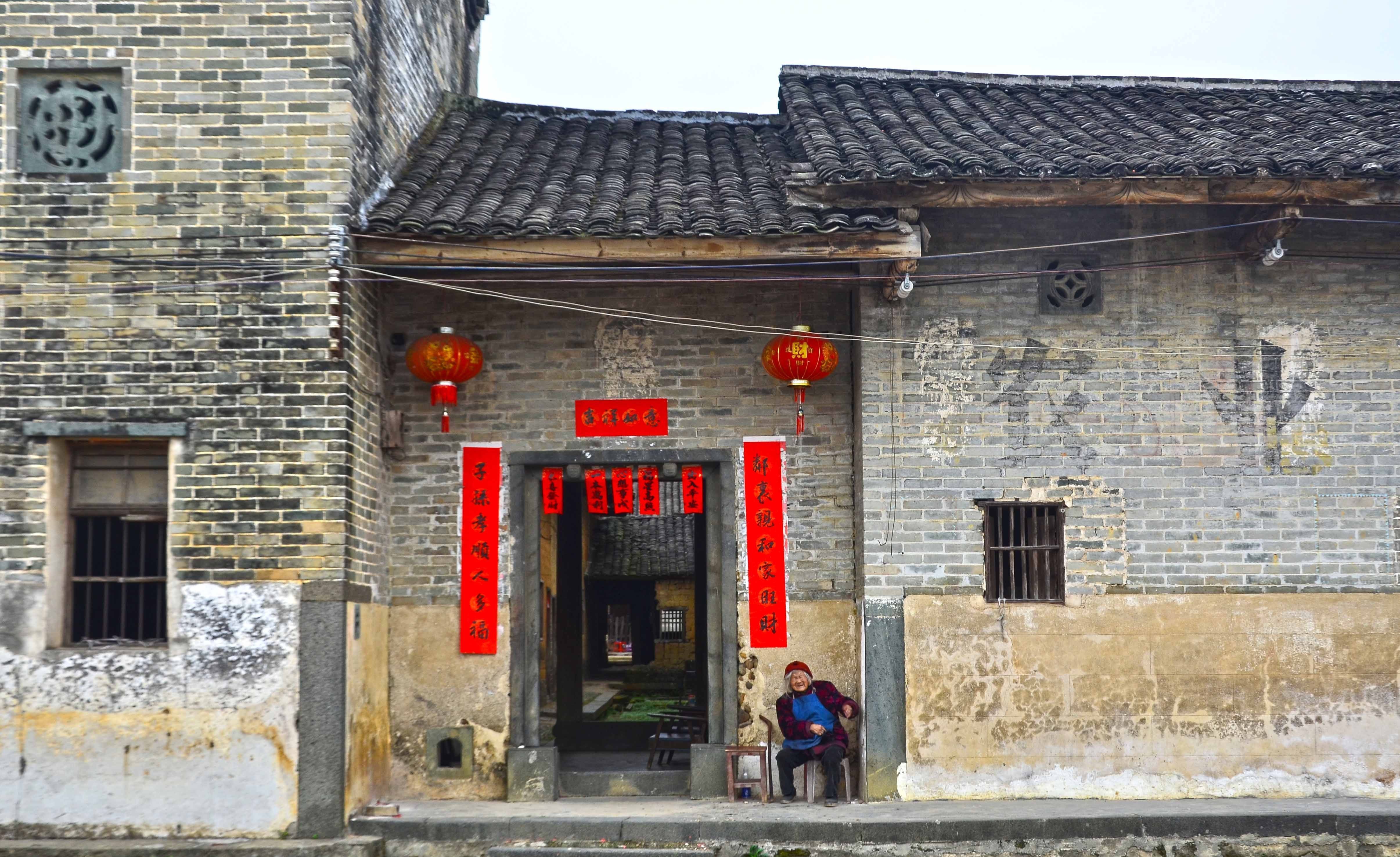 广东105国道旁，有一栋古朴的百年老屋，相传花158年历四代方建成