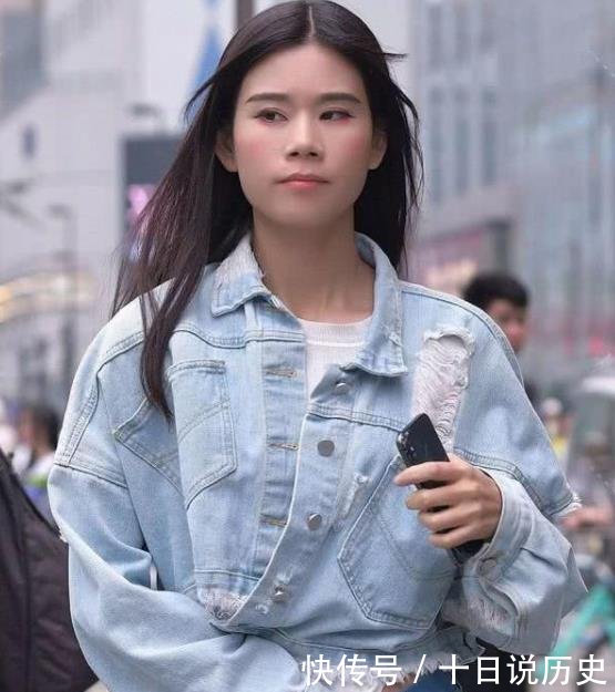  [风范]街拍雪肤花貌的美女，一件灰色的长款风衣，时尚大气风范