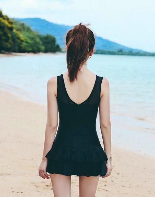  『与众不同』每日穿搭秀，好身材的泳衣美女，展示曼妙曲线，彰显与众不同！