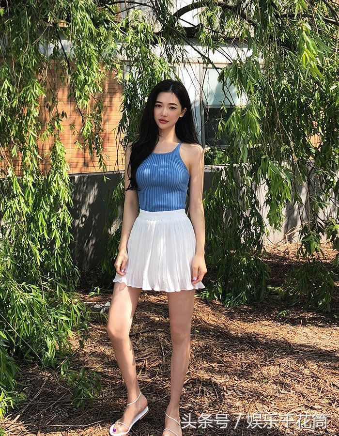 韩模特KYUNG蓝色无袖上衣加白裙尽显淑女风,也诠释的非常时尚