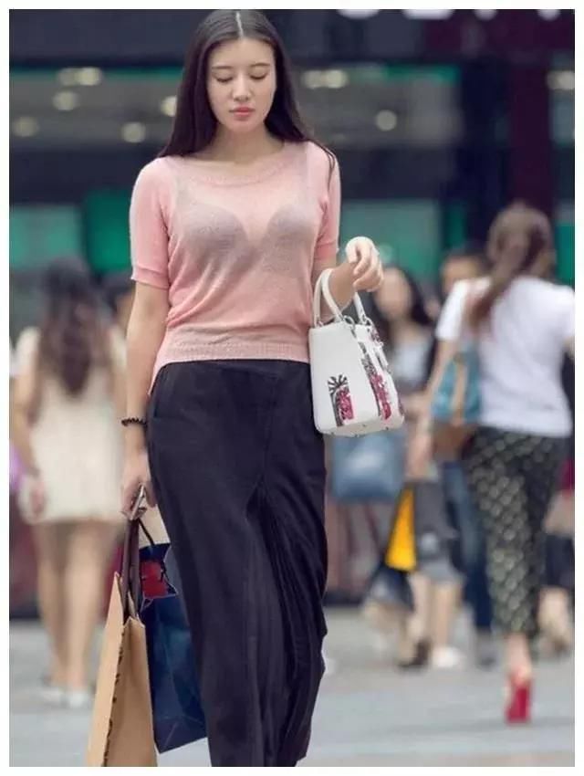 街拍：充满夏日风情的吊带上衣搭配黑色超短裤，很是凸显身材