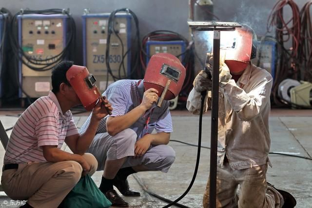 为什么刚过完年农民就外出打工，而大城市里农民工却越来越难找？