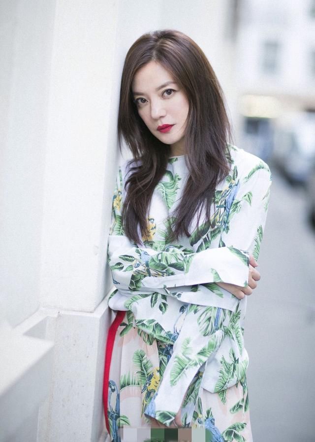 赵薇穿破洞牛仔配厚重“休闲鞋”现身，造型随性又随意毫无时尚感