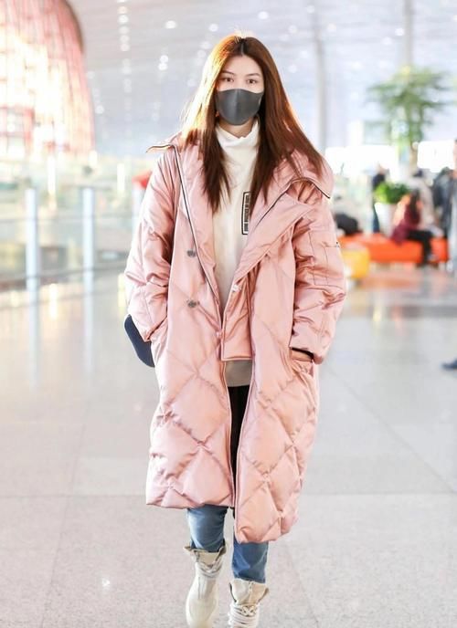  『女人』真正懂时髦的女人，穿羽绒服不会配毛衣，搭“初恋衣”保暖更减龄