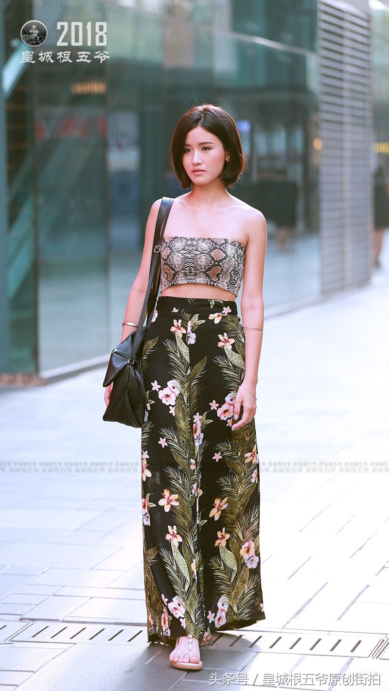 街拍:三里屯的时髦女孩真是数不胜数，她们长得美又超会穿衣