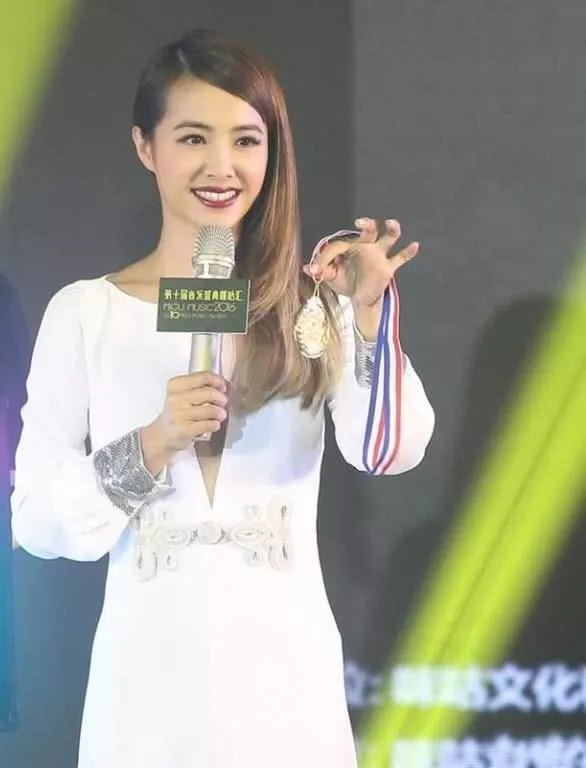 蔡依林越来越敢穿了，白色长裙中间还开了个缝，网友：胆真大！