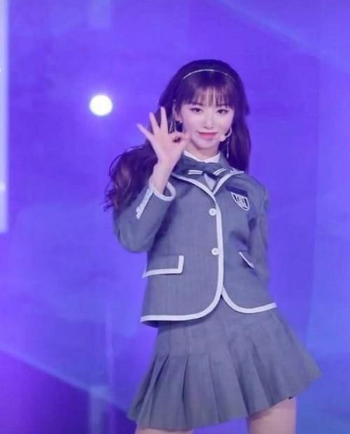 [学员]《青你2》学员录主题曲直拍都穿短裙，只有三人不一样，看到长相：难怪呢