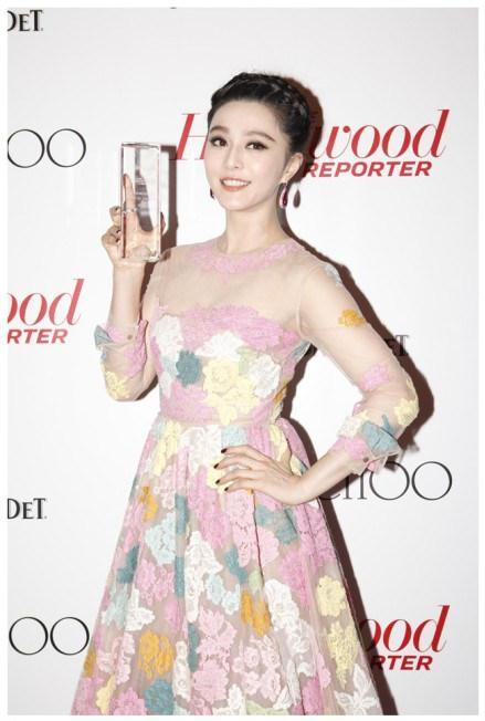 范冰冰穿火了无数条花裙子，却被这条暴露了真实身材！